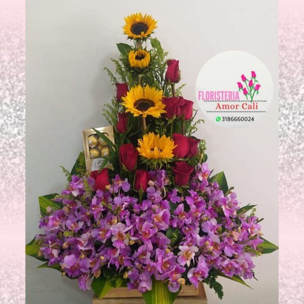 Arreglo floral con rosas girasoles y orquídeas