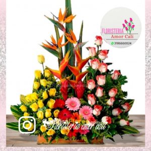 Arreglo floral forma jardín rosas variadas