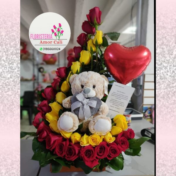Arreglo floral lindo con peluche