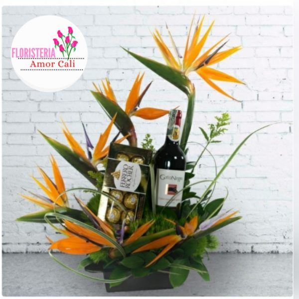 Arreglo floral aves de paraíso chocolates y vino