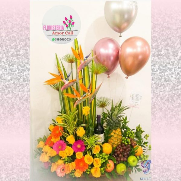 Arreglo floral con frutas y globos