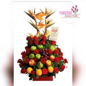 Arreglo floral con frutas
