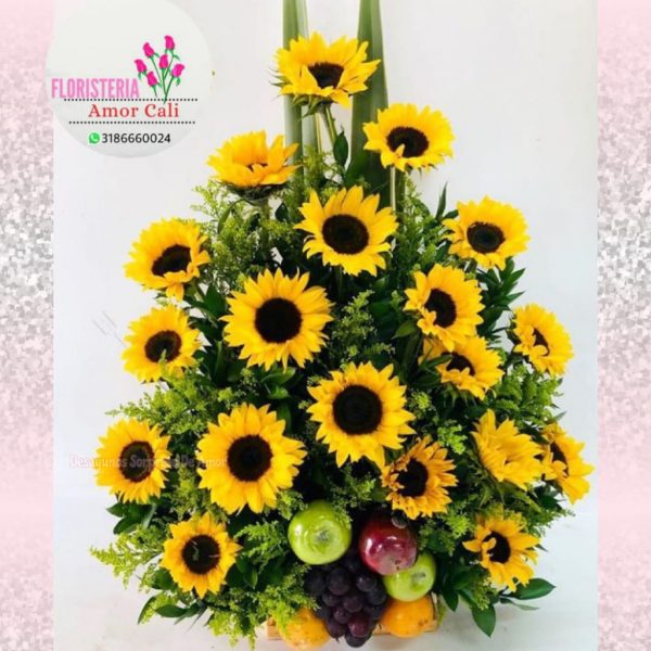 Arreglo floral con frutas y girasoles