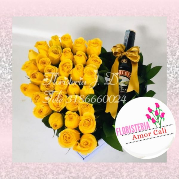 Arreglo floral forma corazón y chocolates