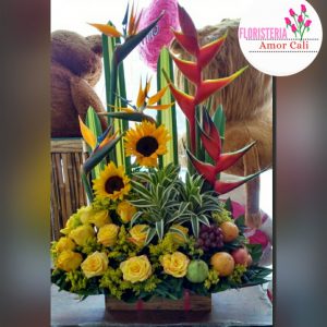 Arreglo floral frutas y rosas