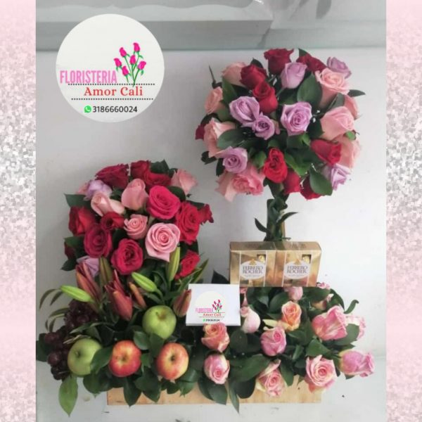 Arreglo floral grande con frutas y chocolates