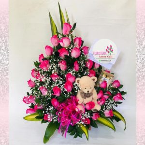 Arreglo floral rosa fucsia y peluche