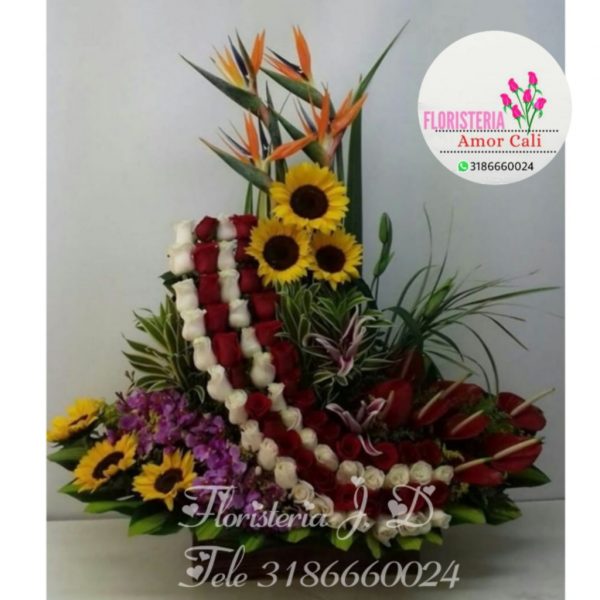 Arreglo floral rosas orquídeas y anturios