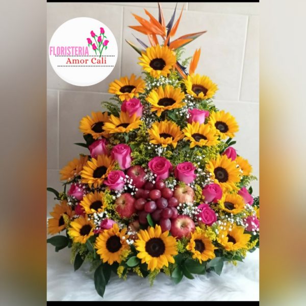Arreglo frutal girasoles rosas y frutas