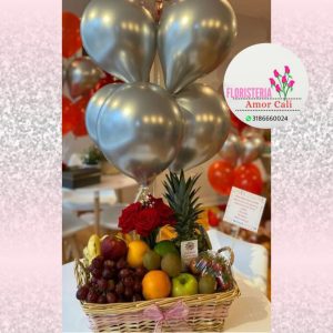Canasta floral con frutas y globos