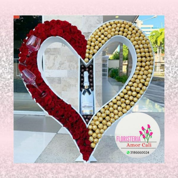 Corazón especial en rosas chocolates y champagne