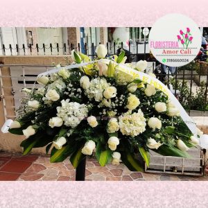 Cubre caja fúnebre rosas y ortencia