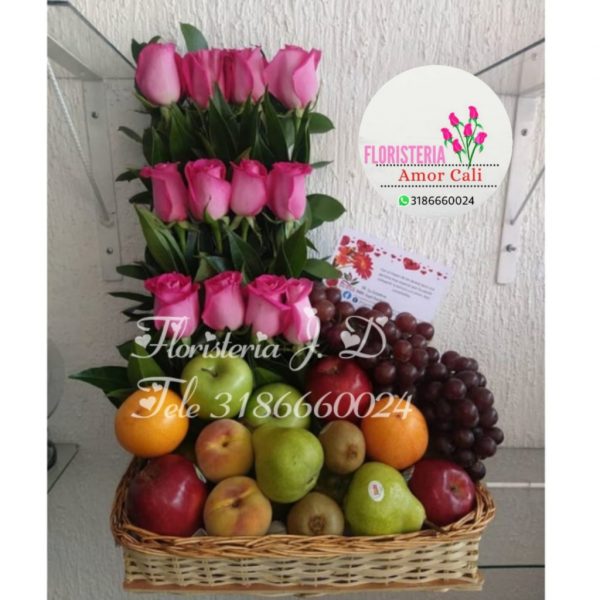 Arreglo floral canasta rosas y frutas