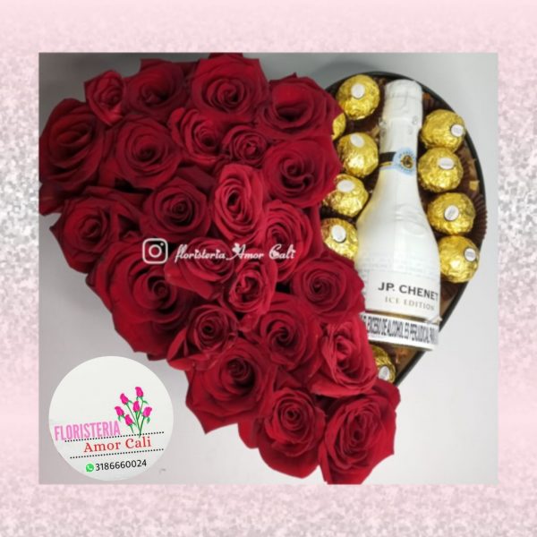 Arreglo floral corazón rosas champagne y ferreros