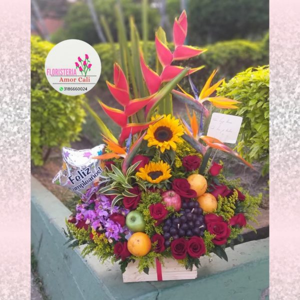 Arreglo floral con frutas y flores exóticas