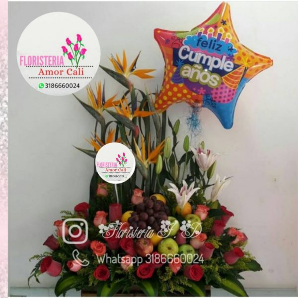 Arreglo floral con frutas y lirios