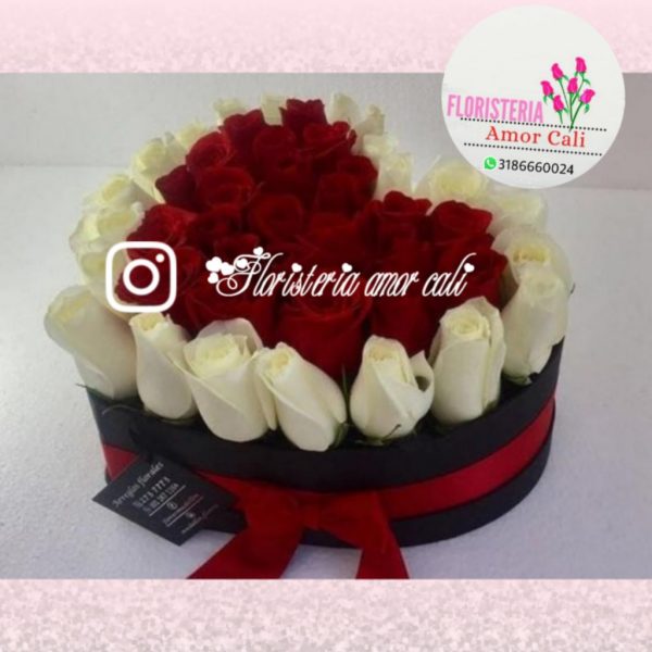 Arreglo floral corazón en rosas