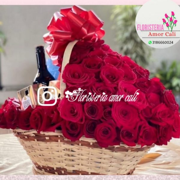 Arreglo floral en canasta rosas y chocolates