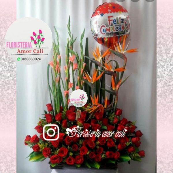 Arreglo floral en jardín rosas rojas