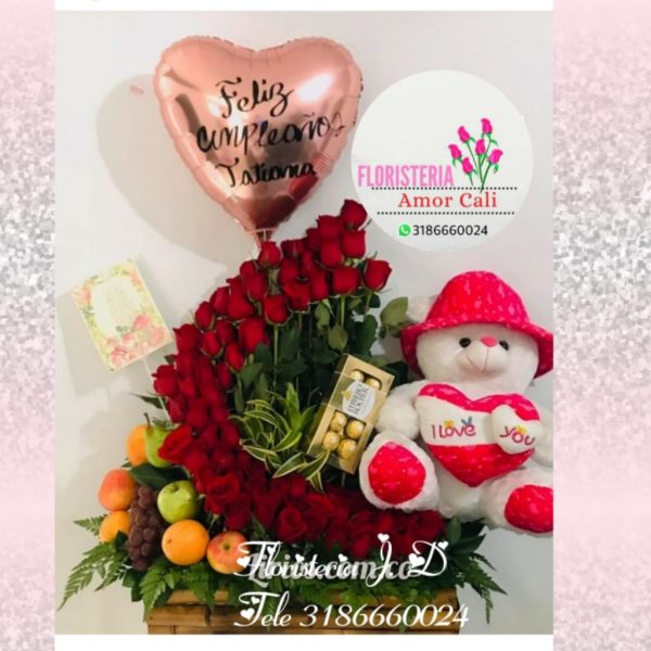 Arreglo floral especial con frutas rosas y peluche