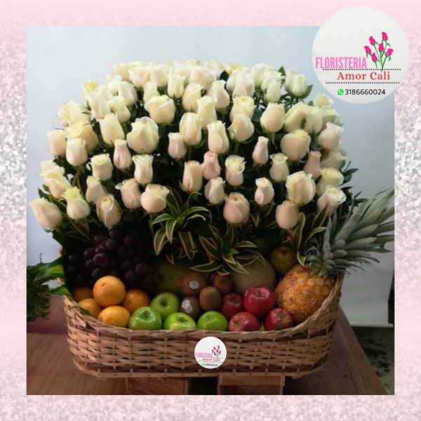 Arreglo floral especial frutas y rosa