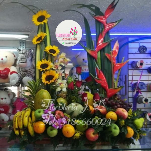 Arreglo floral exótico con frutas