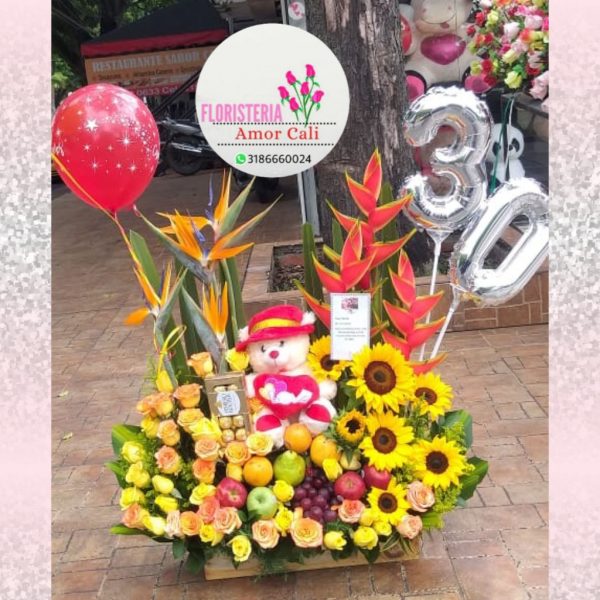 Arreglo floral frutas ,rosas y peluche