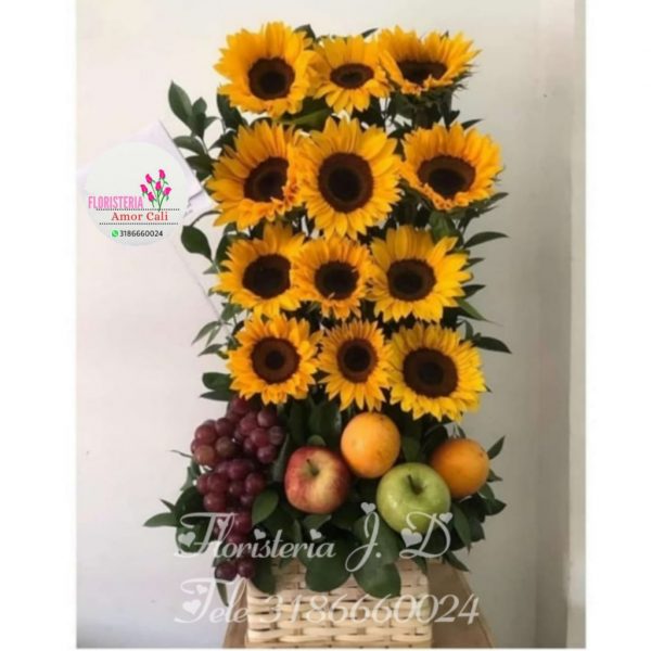 Arreglo floral girasoles y frutas