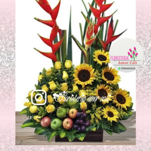 Arreglo floral grande rosas girasoles y frutas