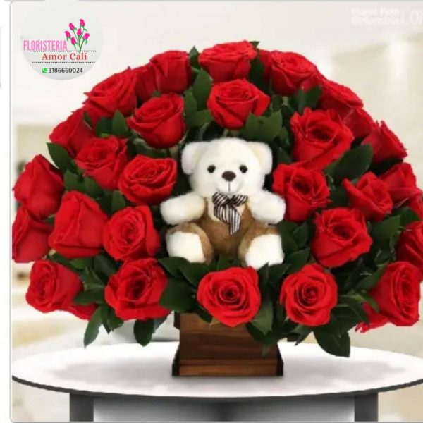 Arreglo floral redondo con peluche