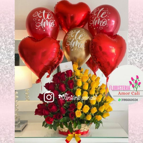 Arreglo floral redondo rosas amarilla rojas y globos