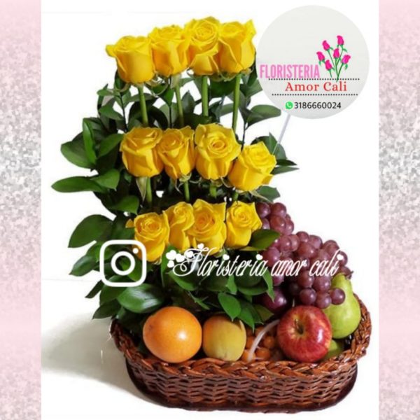 Arreglo floral rosas amarillo y frutas