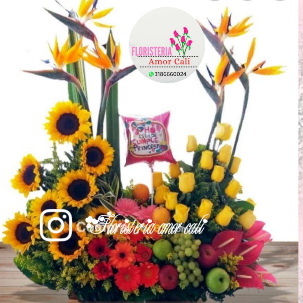 Arreglo floral rosas ,flores exóticas y frutas -