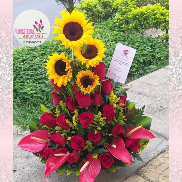 Arreglo floral rosas girasoles y anturios