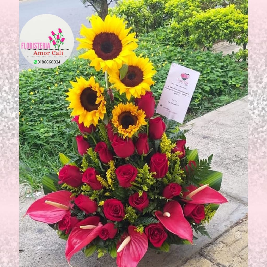 Arreglo floral rosas girasoles y anturios -