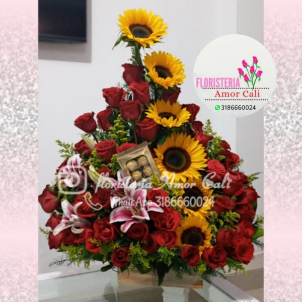Arreglo floral rosas lirios y chocolates