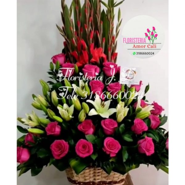 Arreglo floral rosas lirios y gladiolos