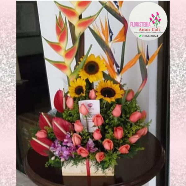Arreglo floral rosas orquídeas y anturios