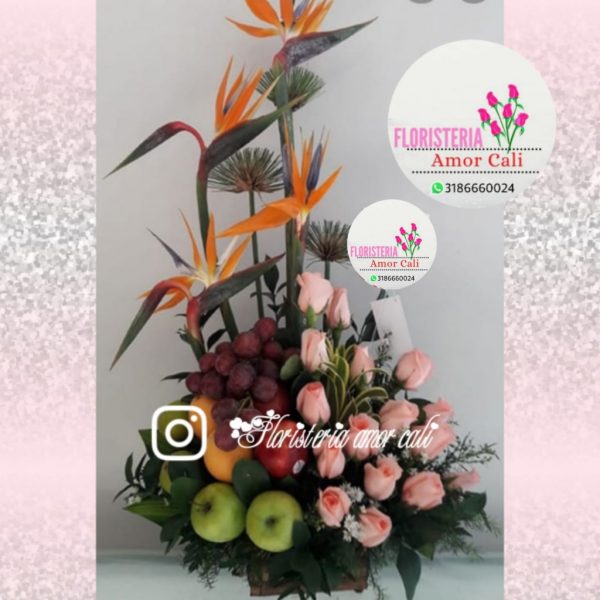 arreglo floral rosas rosadas y frutas