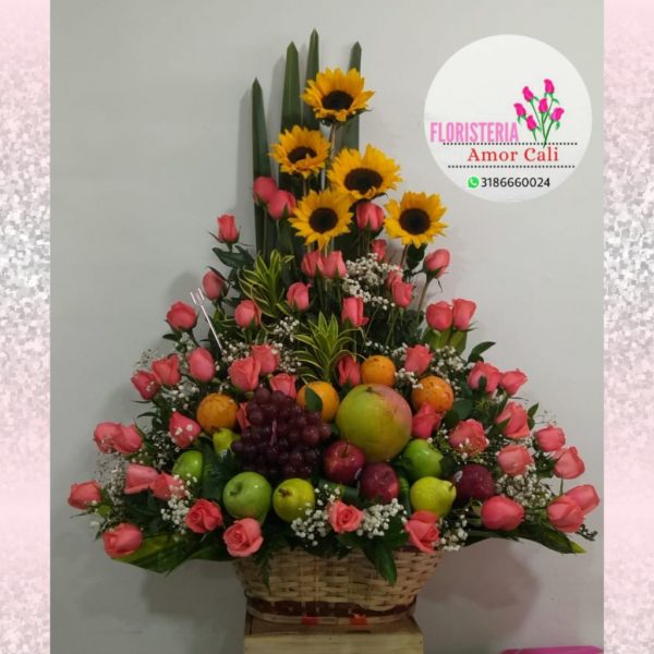 Arreglo floral rosas salmón y frutas