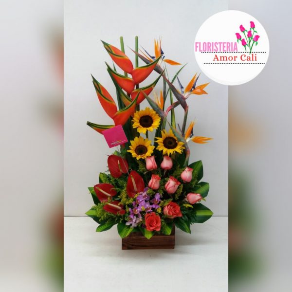 arreglo rosas y flores tropicales