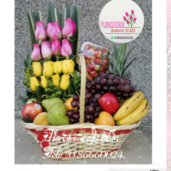 canasta floral con frutas y rosas