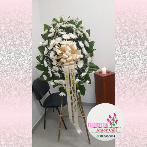corna funebre en crisantemos blancos