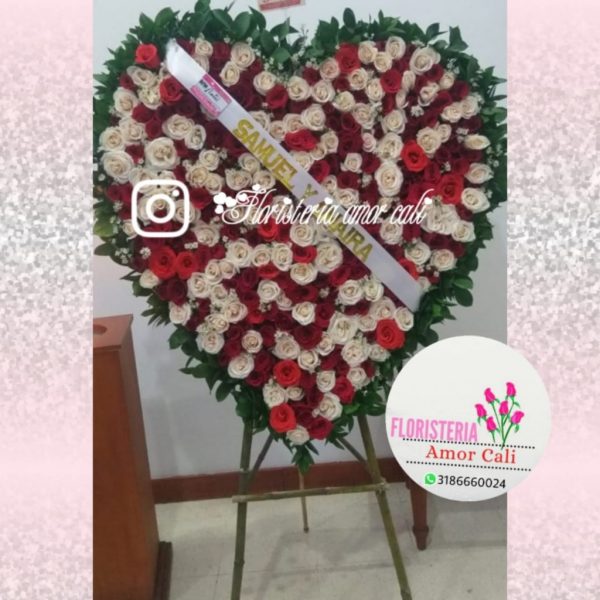 corona fúnebre corazón con rosas rojas y blancas