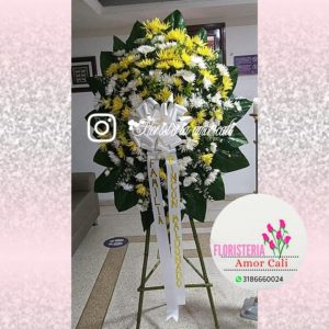 coronas con crisantemos amarillos y blanco