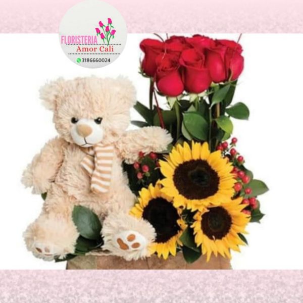 detalle floral con peluche y rosa