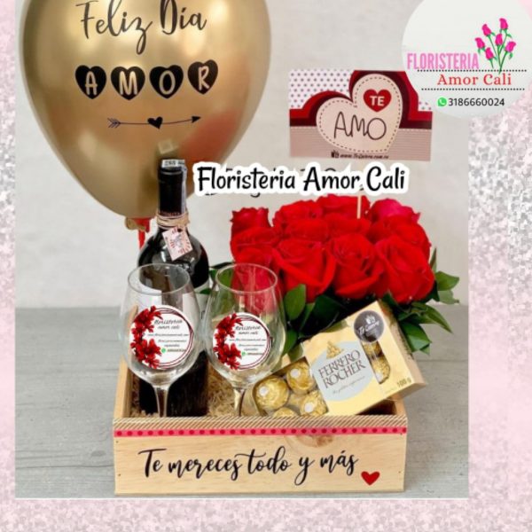 detalle floral con rosas copas y licor