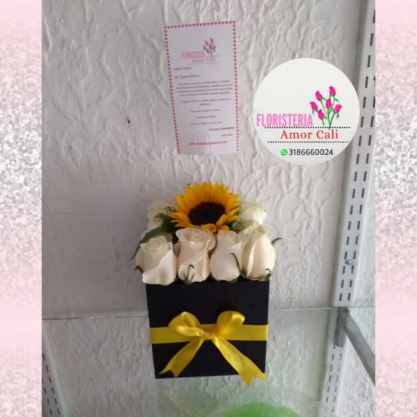 detalle floral rosas blancas y girasol