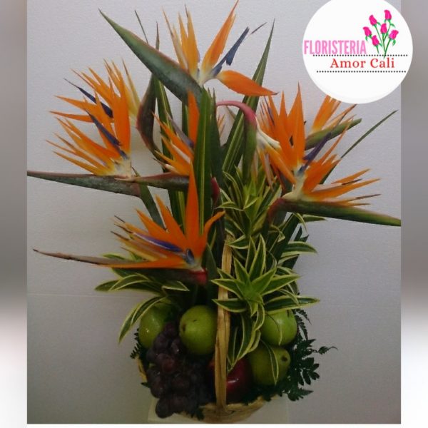 Arreglo floral con frutas