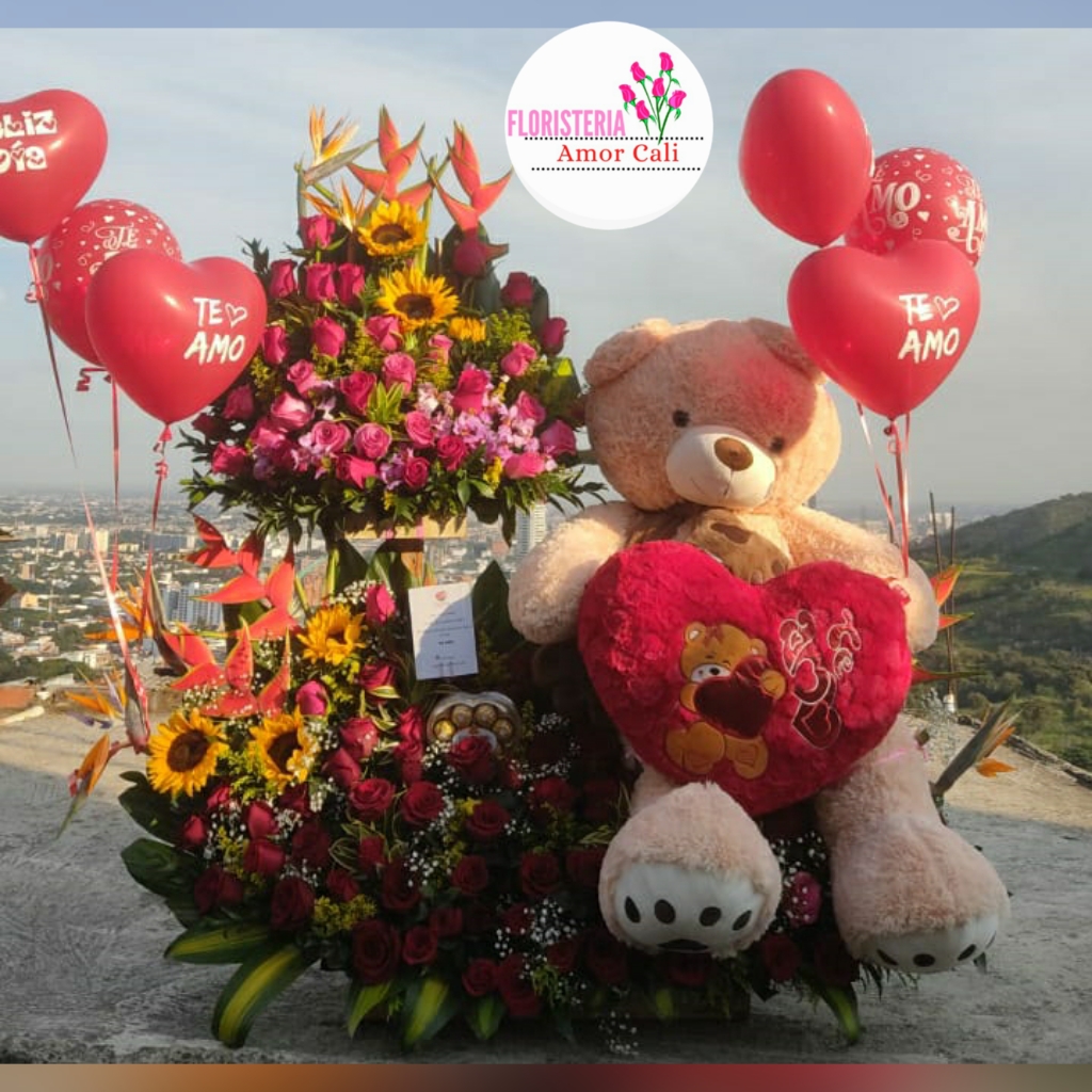 Arreglo floral de dos piso con peluche grande y globos en helio -